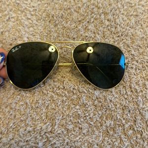 Used Rayban aviators, polarized, gold rimmed. Some scratching.